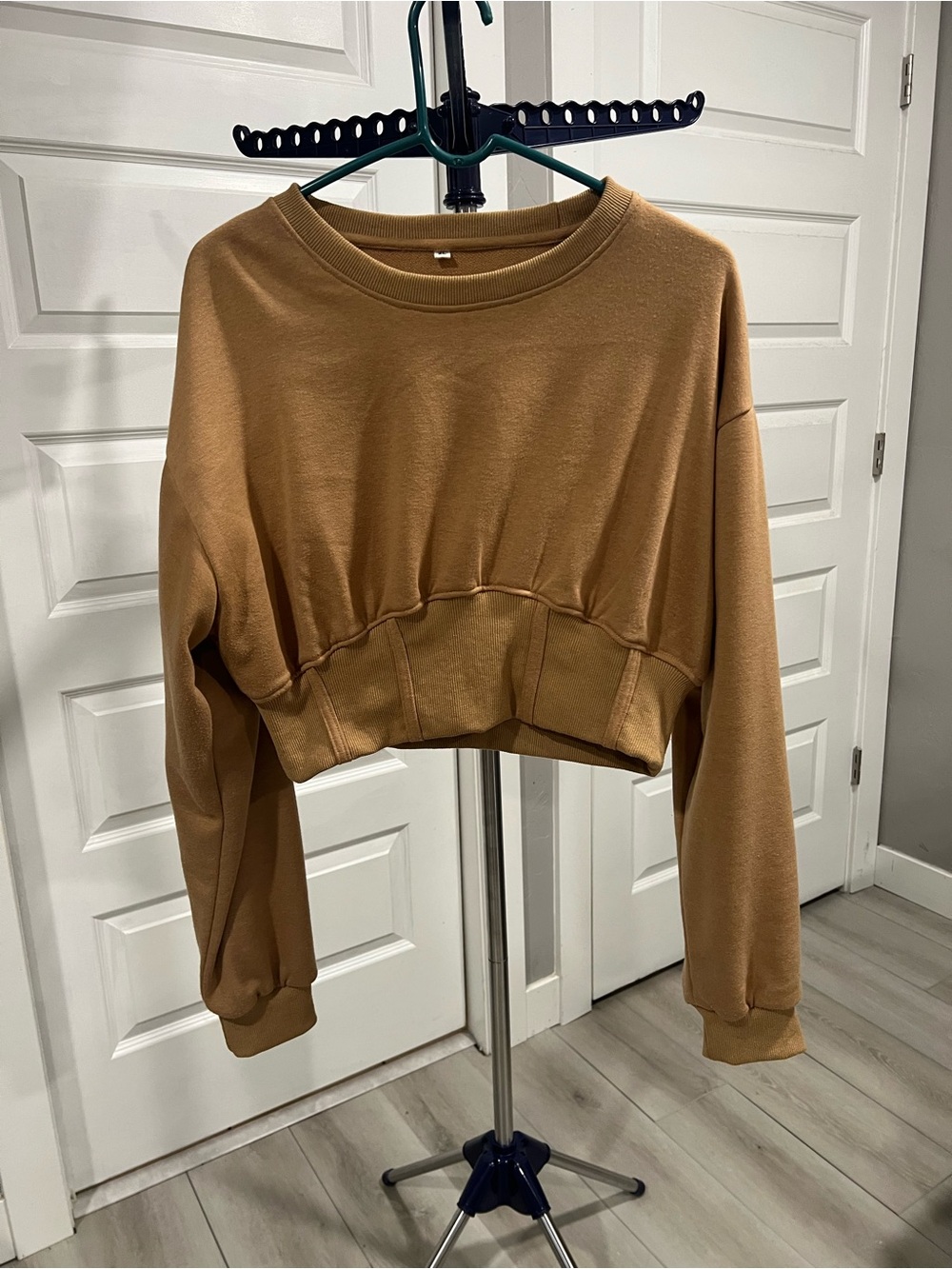 Cropped Long-Sleeve Sweatshirt in Camel